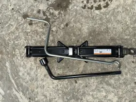 09111-52060 Scion 12-15 Xb Jack Assembly With Lug Wrench And Handle