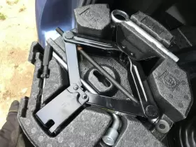 695.su1n18 Subaru 2018 Crosstrek Emergency Roadside Tools Toolkit Jack Lugwrench
