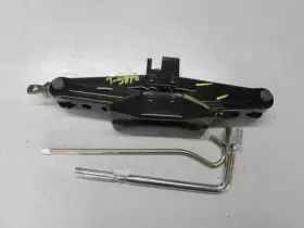 564.sz1d05 Suzuki Forenza 2005 Jack