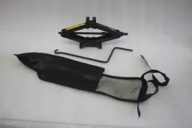 695.sz1r08 Suzuki 2005 2006 2007 2008 Reno Spare Tire Jack With Handle And Bag