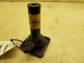 564.to1399 Toyota 1999 Land Cruiser Jack
