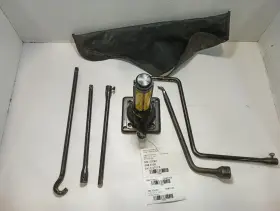 564.to1901 Toyota 2000-06 Tundra Spare Tire Jack With Tools 11350823