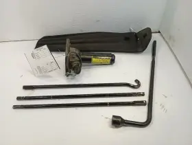 564.to1910 Toyota 2007-21 Tundra Spare Tire Jack With Tools 11866004