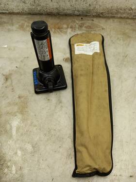 Toyota 564.to1s23 23 24 25 Sequoia Jack And Tool Kit