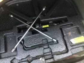695.to1o13 Toyota 2013 Avalon Emergency Roadside Tools Toolkit Lugwrench