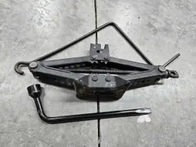 911106151 Toyota 2012 - 2017 Camry Jack And Tool Kit Complete As Pictured Oem