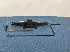 960621 Toyota 1998-2003 Sienna L10 Jack And Tool Kit Oem