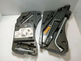 564.vw1513 Volkswagen Touareg 2013 Emergency Spare Tire Jack Tools Kit Set 11584210