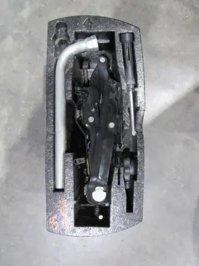 564.vw1b09 Volkswagen 2009 Beetle Emergency Spare Tire Jack Kit With Tools