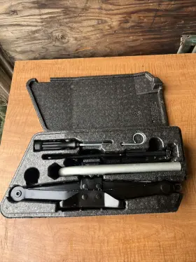 5g0.012.115.s Volkswagen 2015-2021 Golf Mk7 Wagon Spare Wheel Lift Jack And Tool Kit