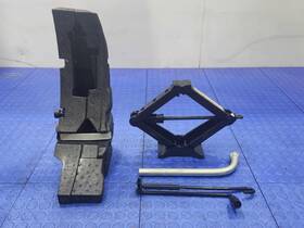 Volkswagen 5q0011031g 2015-2019 Golf Spare Tire Tools Jack Kit Assembly With Tray Oem