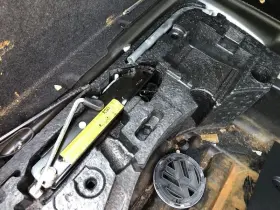 695.vw1q12 Volkswagen 2012 Cc Emergency Roadside Tools Toolkit Lugwrench 808547