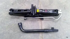 564.vo1c11 Volvo Jack And Tools Factory Kit Fits C30 2011 334630