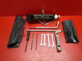 9170161 Volvo 1998 1999 2000 S70 V70 Spare Tire Jack And Tools Set